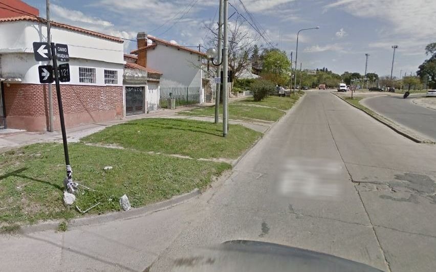 Se mató un motociclista al estrellarse contra una grúa en Camino Rivadavia
