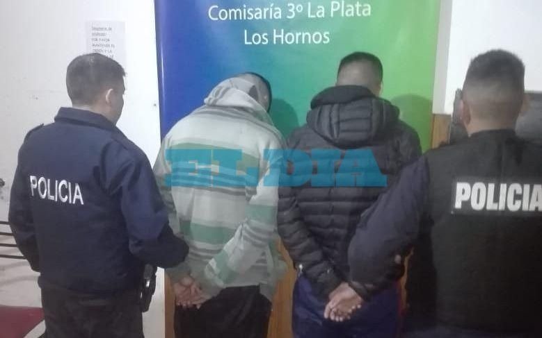 Asaltan a una adolescente y escapan en una moto, pero los atrapan en Los Hornos