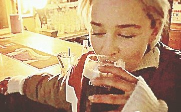 Pobre Daenerys: no dejan que tome alcohol en Navidad