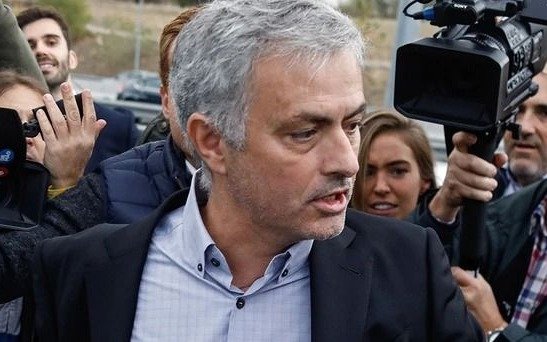 Mourinho recibió una tarjeta amarilla por “espiar” la táctica rival