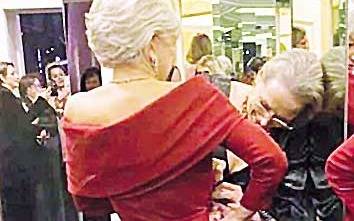 Como dos amigas en el baño de un boliche, Meryl ayudó a Helen