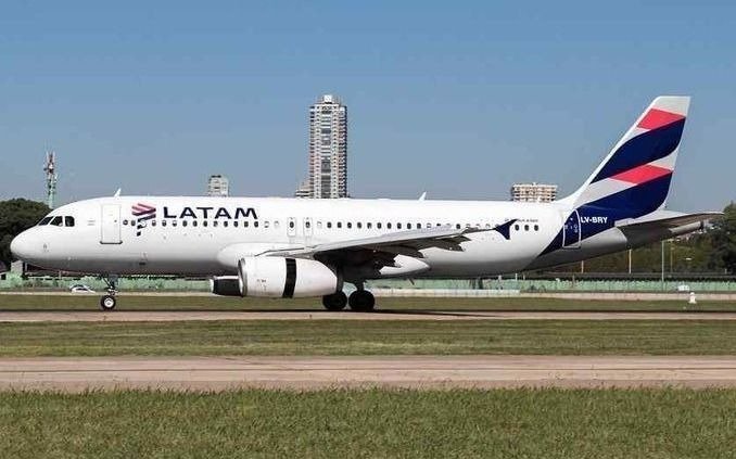 Quedan argentinos varados en Miami tras el pánico vivido por la turbina quemada
