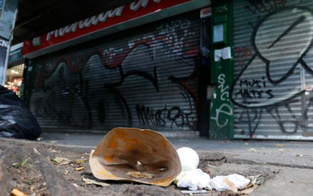 Un caótico muestrario de grafitis y afiches en la avenida 7