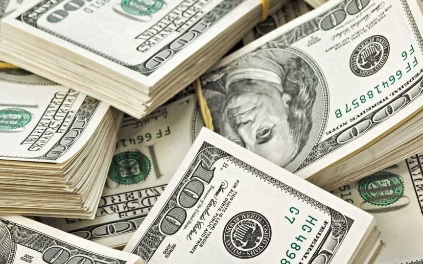 La semana arrancó con subas en el precio del dólar turista y mayorista