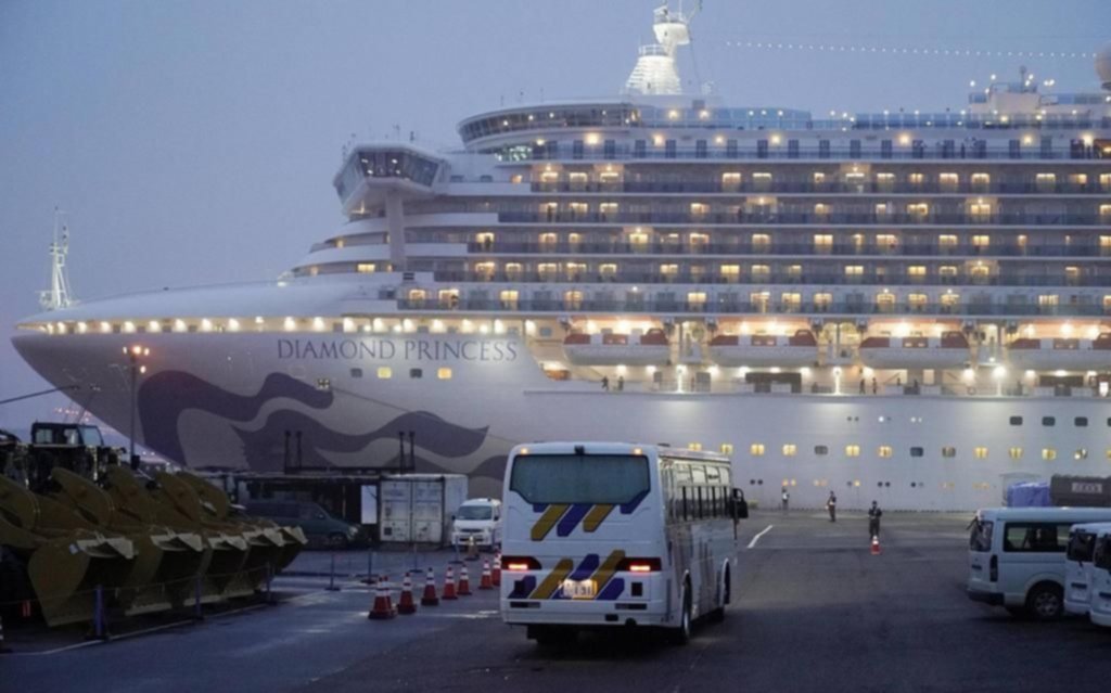 Cinco argentinos dejaron el crucero en cuarentena por coronavirus en Japón