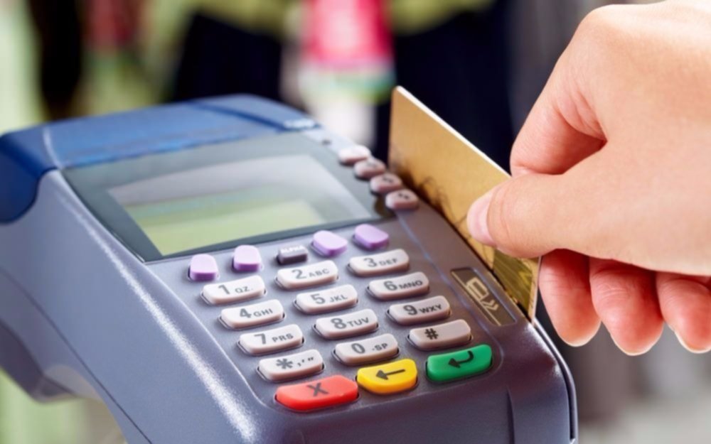 Reducen las tasas de interés para las operaciones con tarjetas de crédito