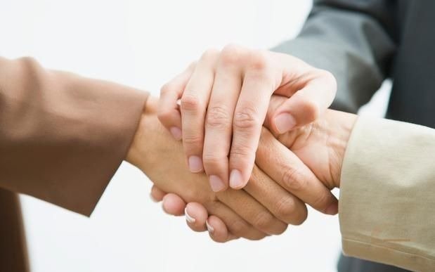 El dilema de besar y estrechar la mano