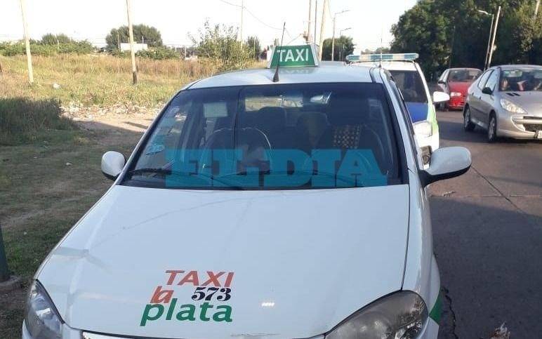 En otro robo a un taxista, el chofer se resistió y uno de los ladrones terminó internado