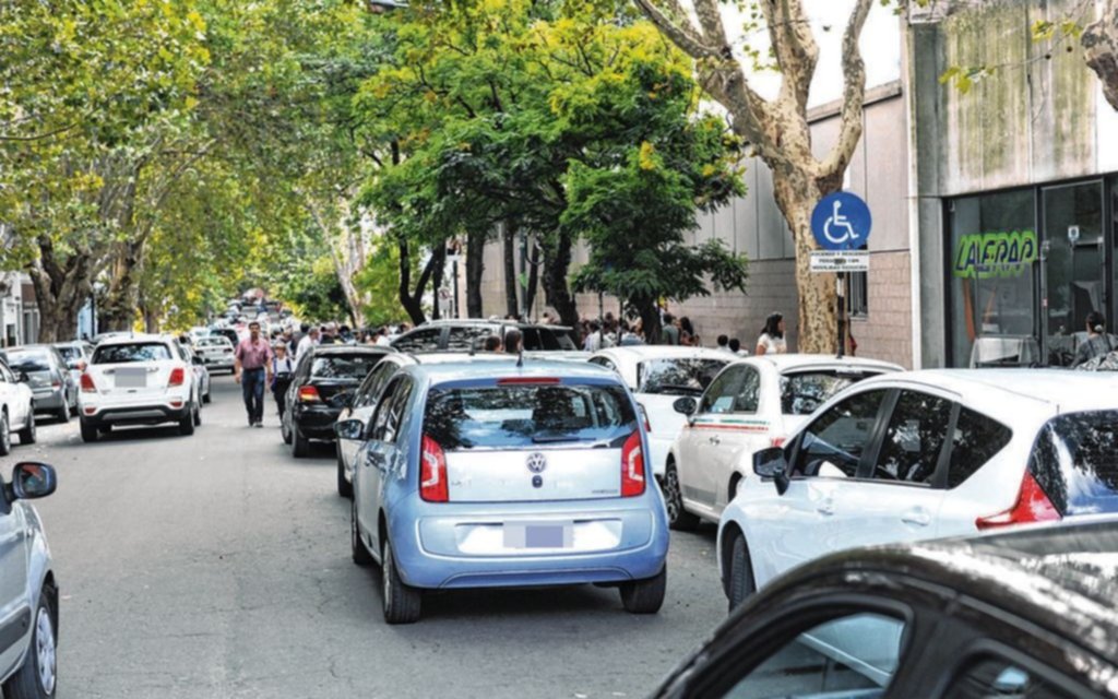 Se esperan soluciones ante las dobles filas frente a las escuelas