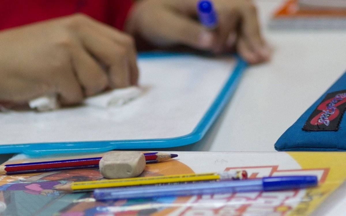 Advertencia sobre la sobrecarga en las mochilas escolares