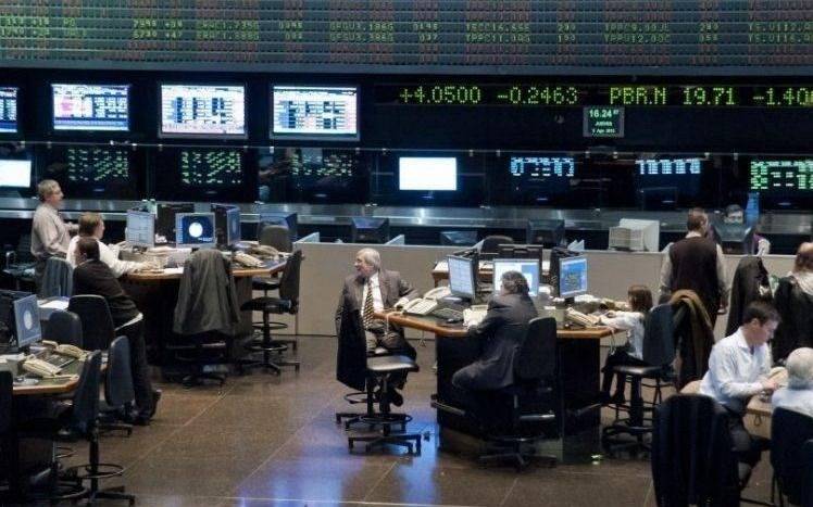 Caen los bonos, se derrumba la Bolsa y el riesgo país llegó a superar los 2.800 puntos