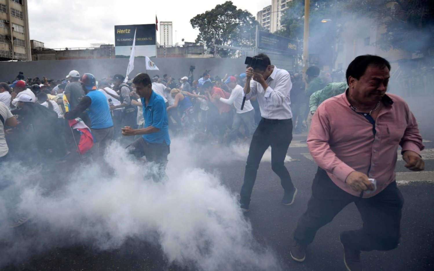 Reprimen con gases la marcha de Guaidó