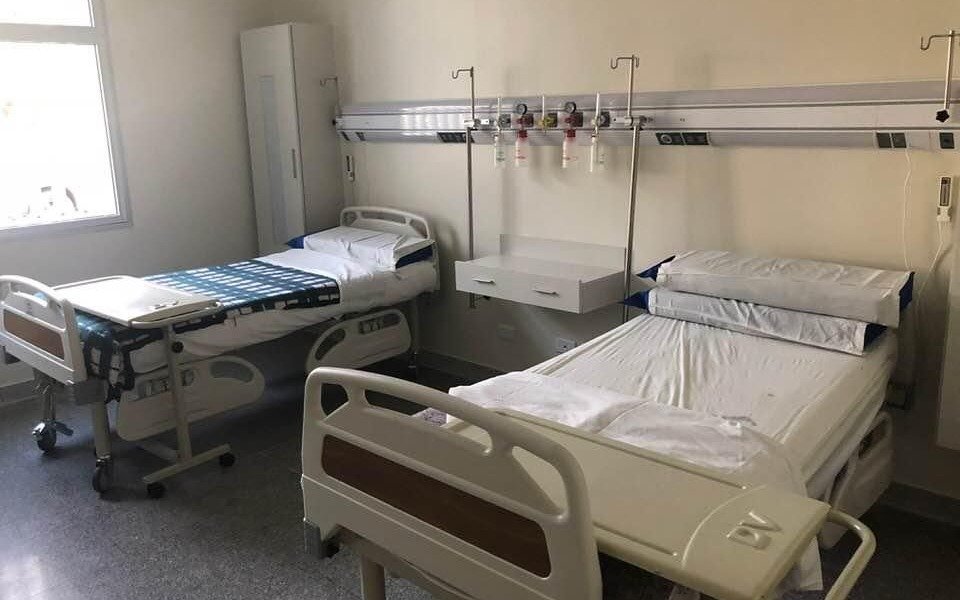 Suman camas y refuerzan personal en los hospitales