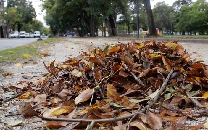 Quejas por la suciedad en la cuadra de 45 entre 17 y 18