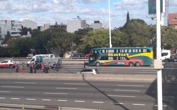 Revuelo por un micro con 62 turistas extranjeros que venía desde Jujuy