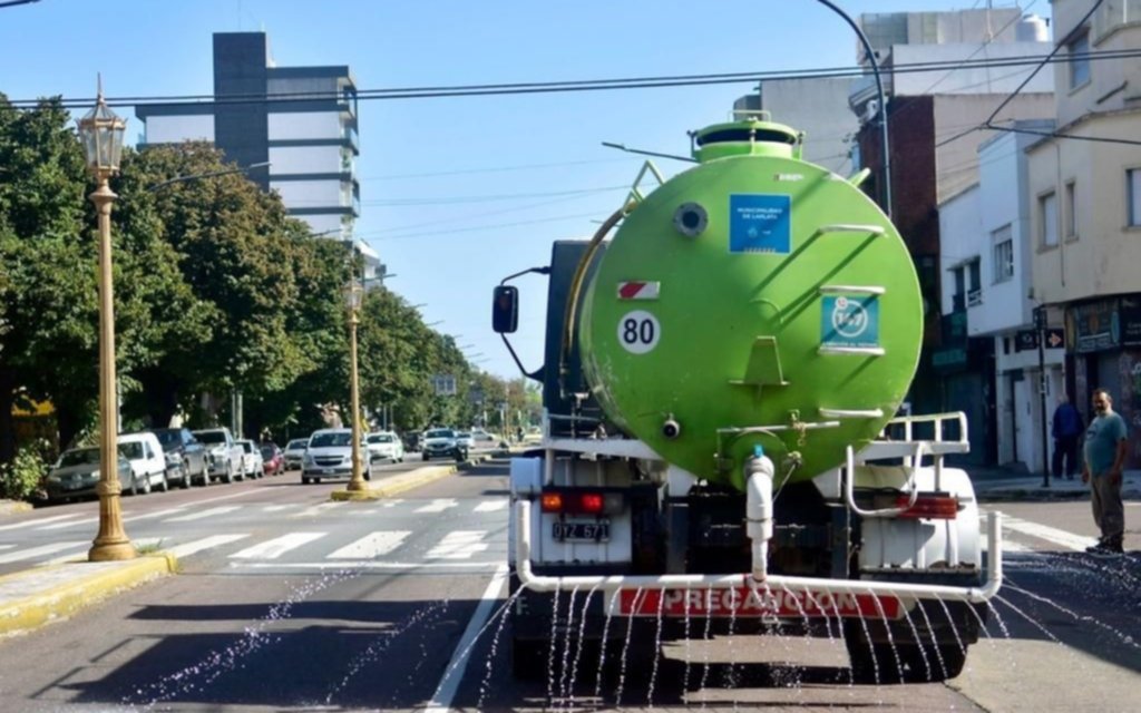 Acondicionan un camión en Berisso para desinfectar veredas