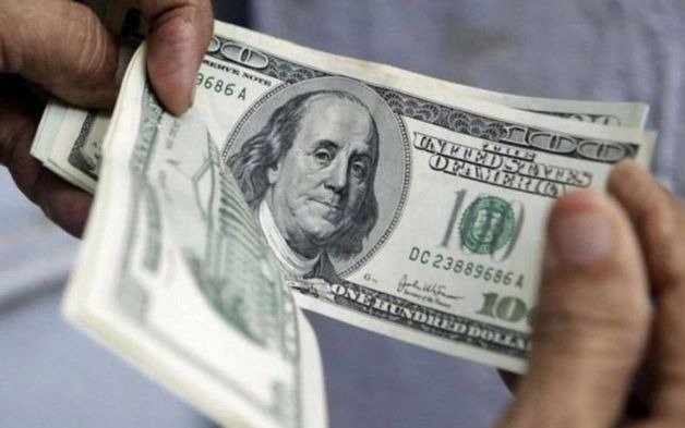 Los dólares informales continúan arriba de los $100; subió la Bolsa