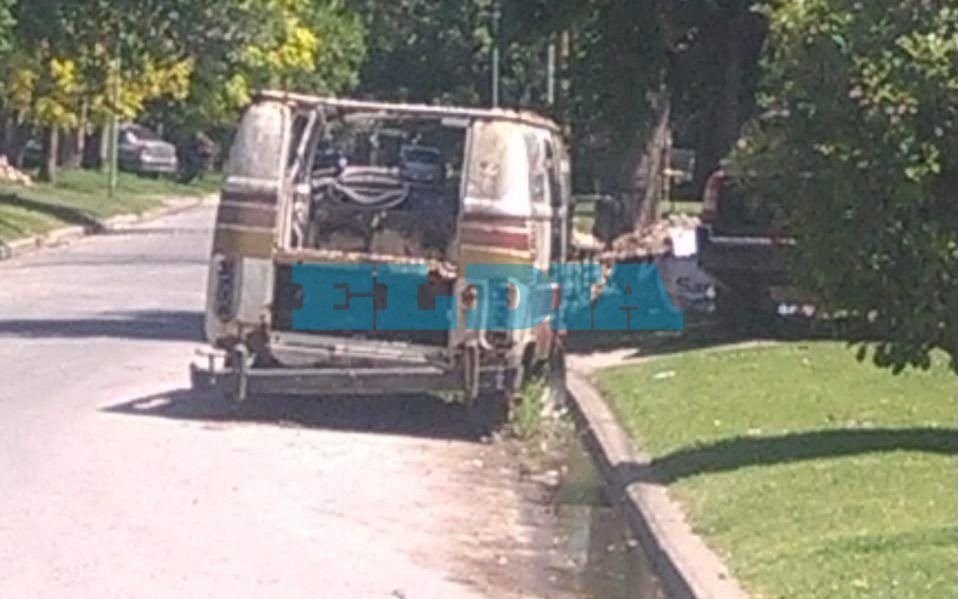 Vecinos de 11 y 505 denuncian la presencia     de una trafic abandonada