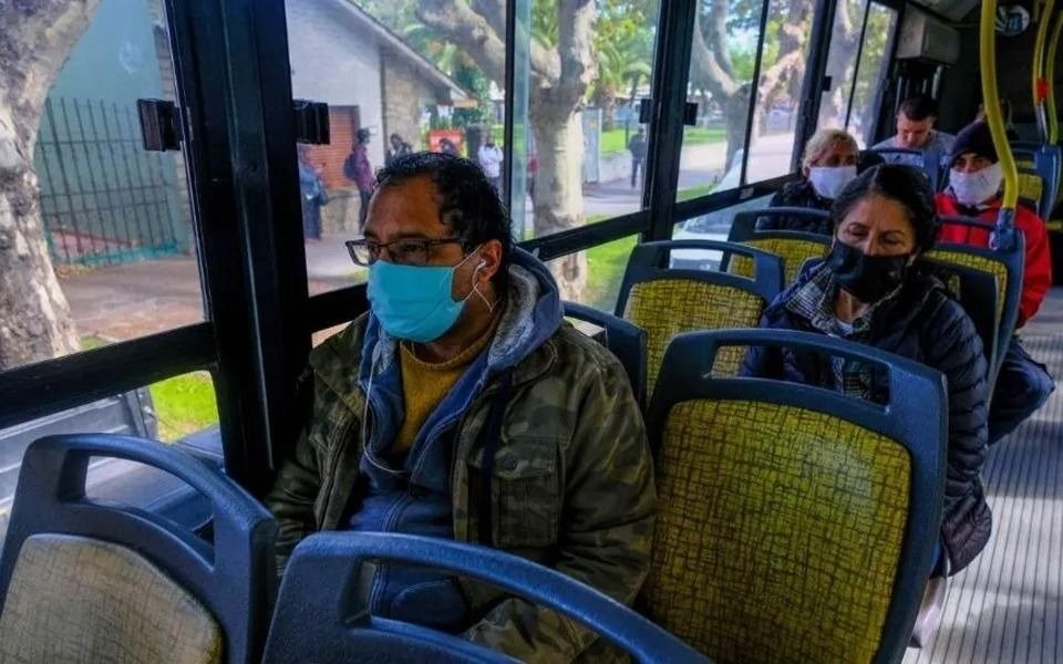 Salen a controlar que se cumplan los nuevos protocolos en el transporte