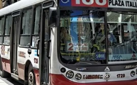 Le clavaron un cuchillo en la cara a un colectivero