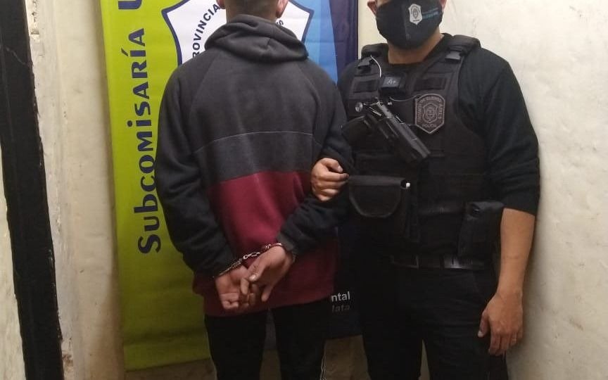 Entre cinco atacaron a un conductor y tras una persecución cayeron dos
