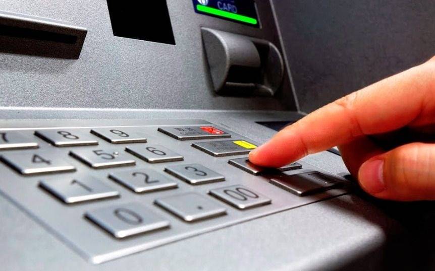 Largas filas y malestar en los cajeros de La Loma