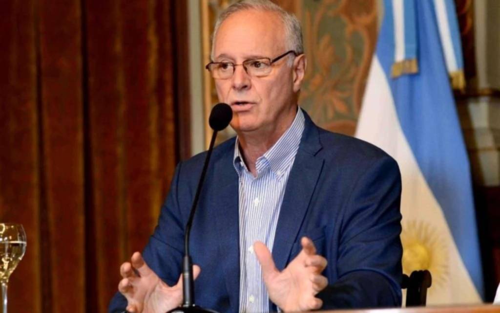 La oposición apunta por la cantidad de casos y testeos