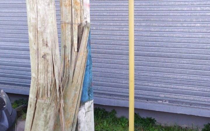 Inquieta un poste a punto de venirse a pique en la cuadra de 11, 519 y 520