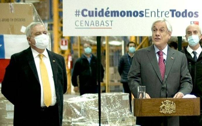 Echan al ministro de Salud de Chile tras la polémica por la cifra de fallecidos