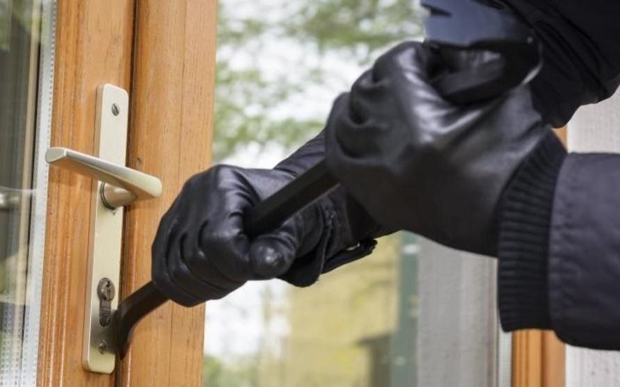 Entró en una casa y estaba el dueño: golpes y arresto