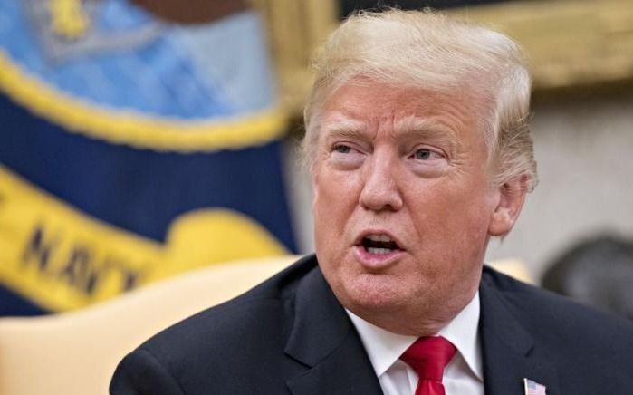Trump caminó con paso vacilante y desató rumores sobre su salud