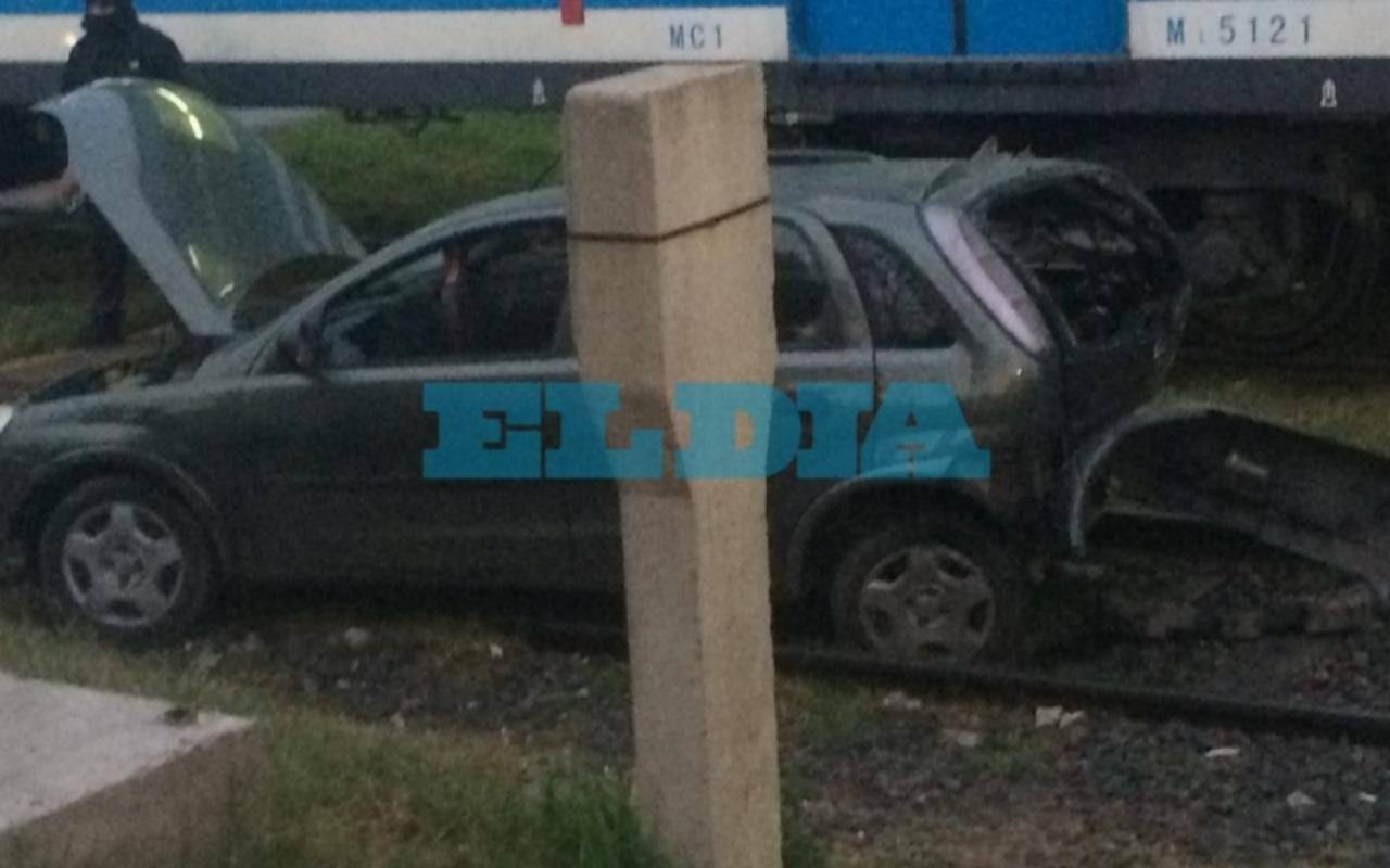 Huían de la Policía, pero los chocó un tren: salieron ilesos pero los detuvieron