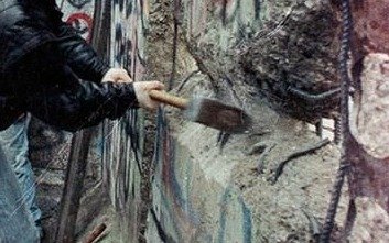 A 30 años de la demolición de Checkpoint Charlie, paso famoso del Muro de Berlín