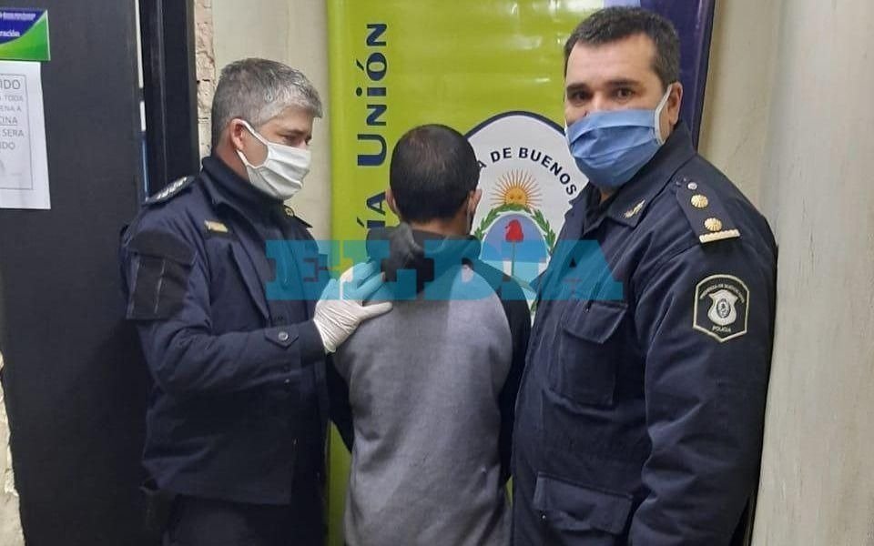Un adolescente quiso asaltar a una mujer y terminó internado