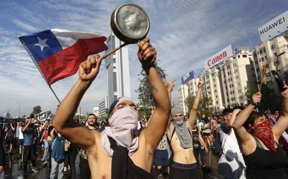 Un muerto y un micro quemado en medio de protestas en Chile