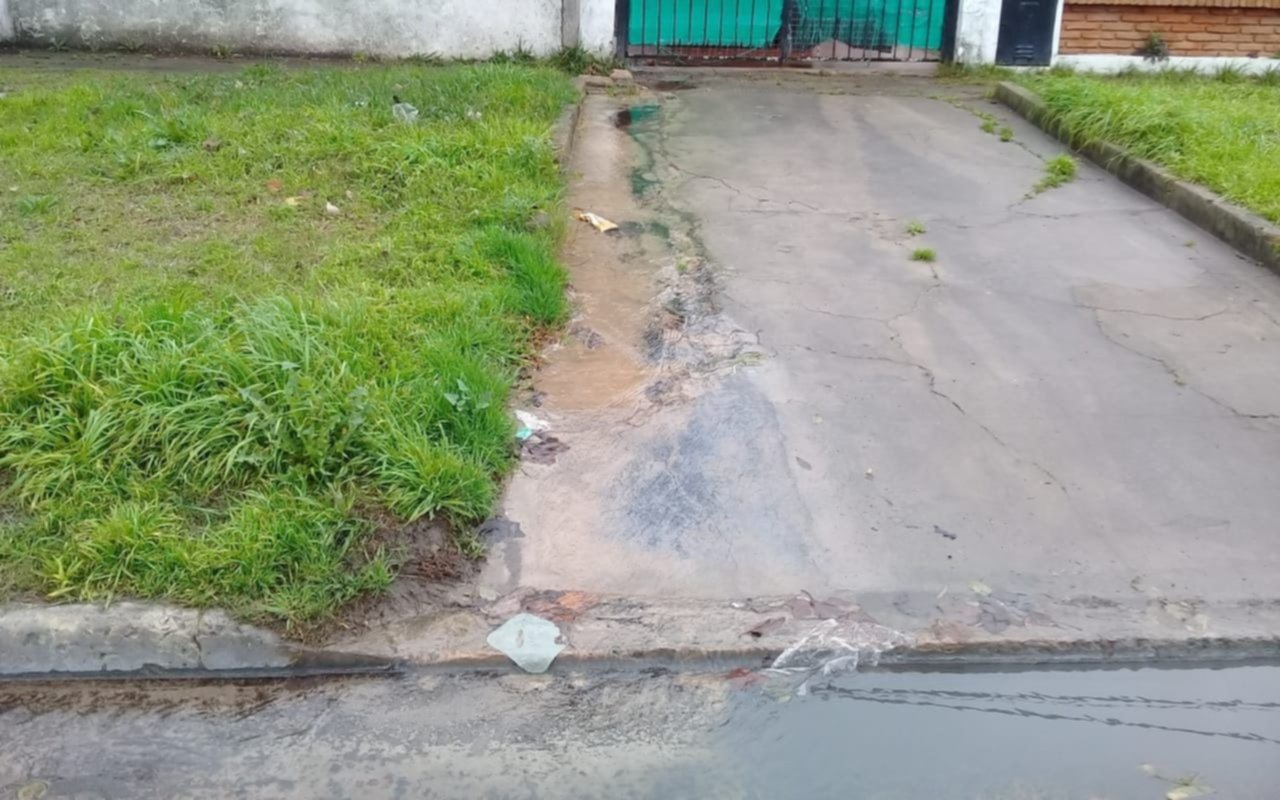 Un año de reclamos por una filtración en Boulevard 81 y 29: nunca la repararon