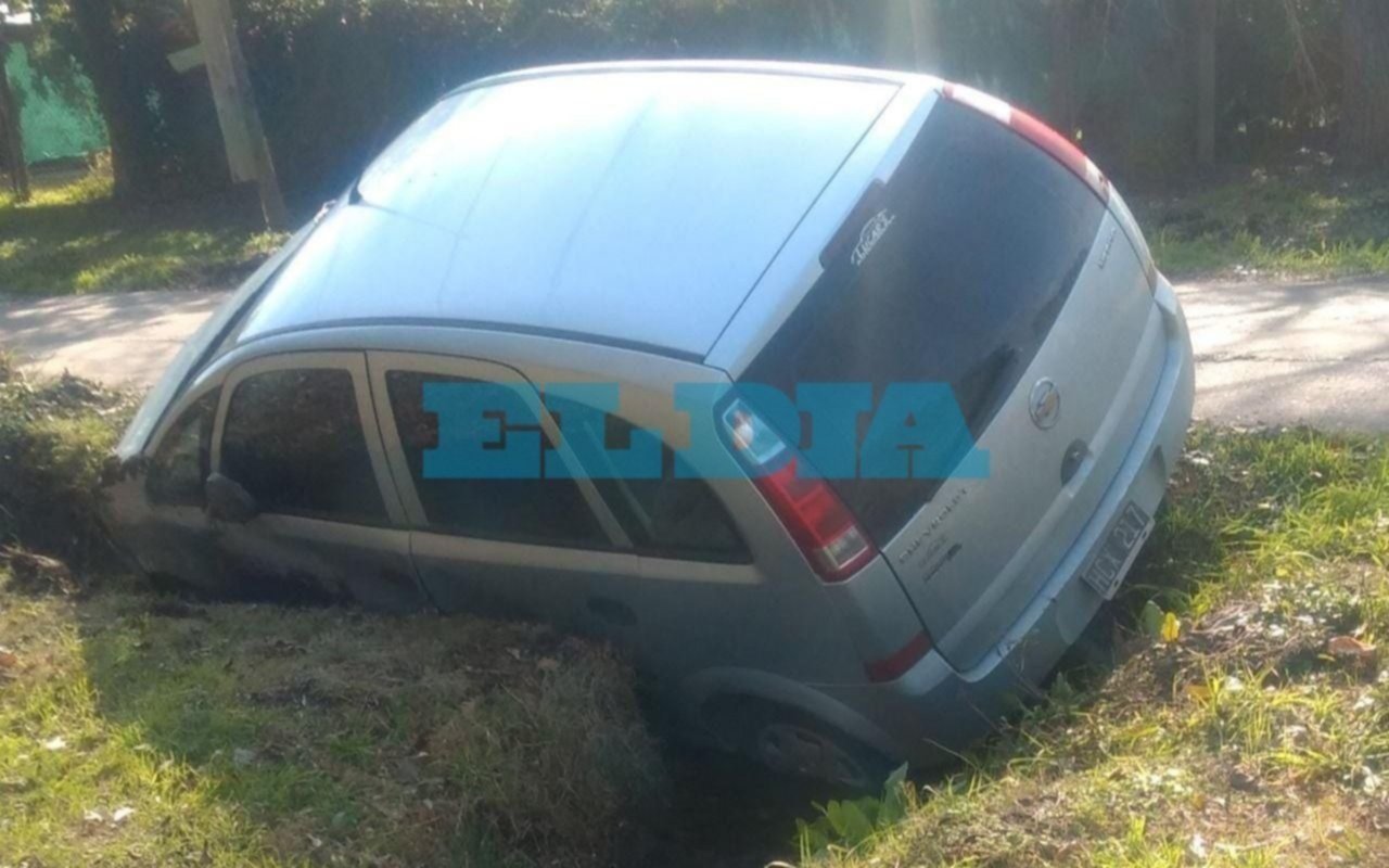 Susto en Hernández         por la caída de un auto dentro de una zanja