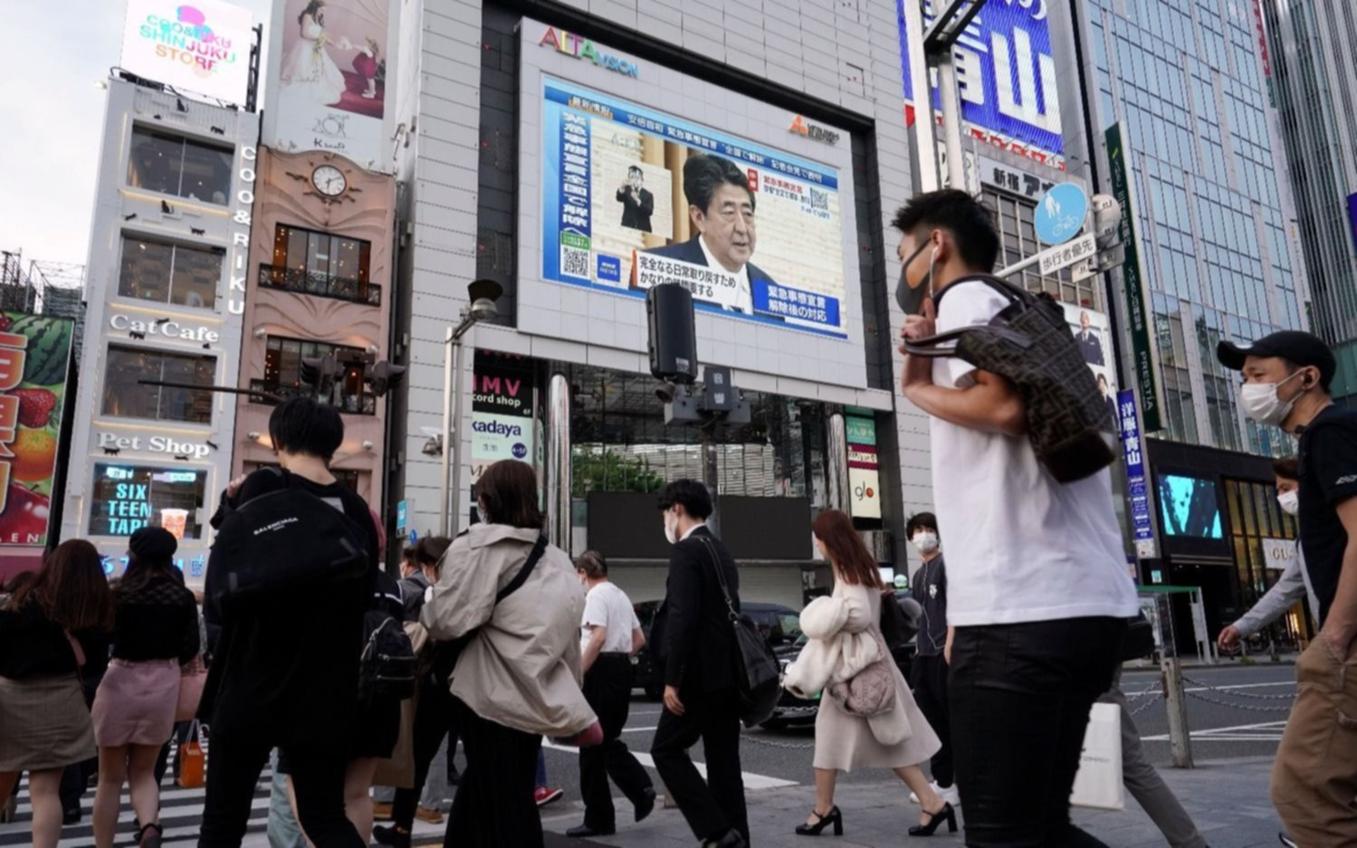 Japón supera los mil contagios diarios y hay hospitales desbordados