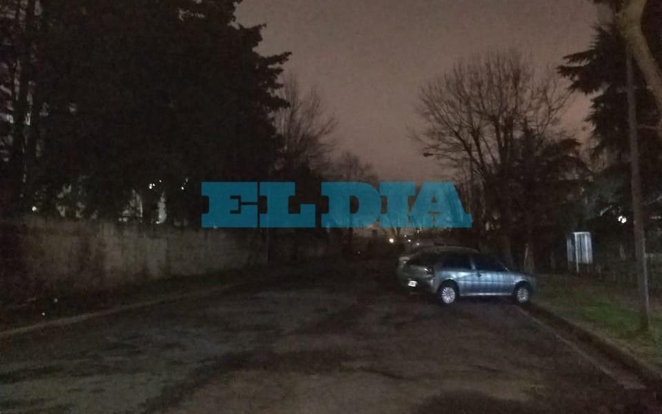 Faltan 4 luminarias en una calle de Barrio Hipódromo y es “una boca de lobo”