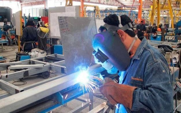 La industria registró una leve mejoría en julio, pero sigue en un bajo nivel de producción