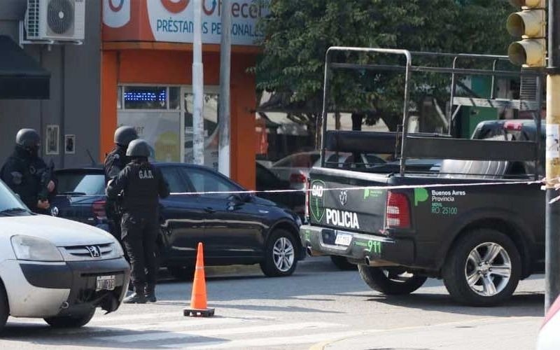 Con un cuchillo, tomó de rehén a una mujer en una escribanía