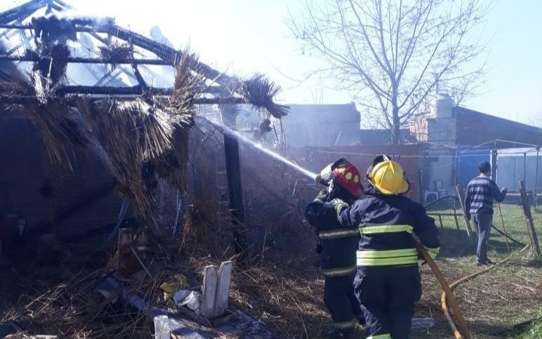 Alarma por un incendio que destruyó una vivienda en el barrio Malvinas