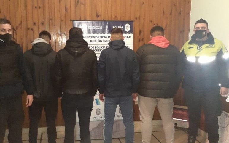Deambulaban por City Bell, los revisaron y estaban armados
