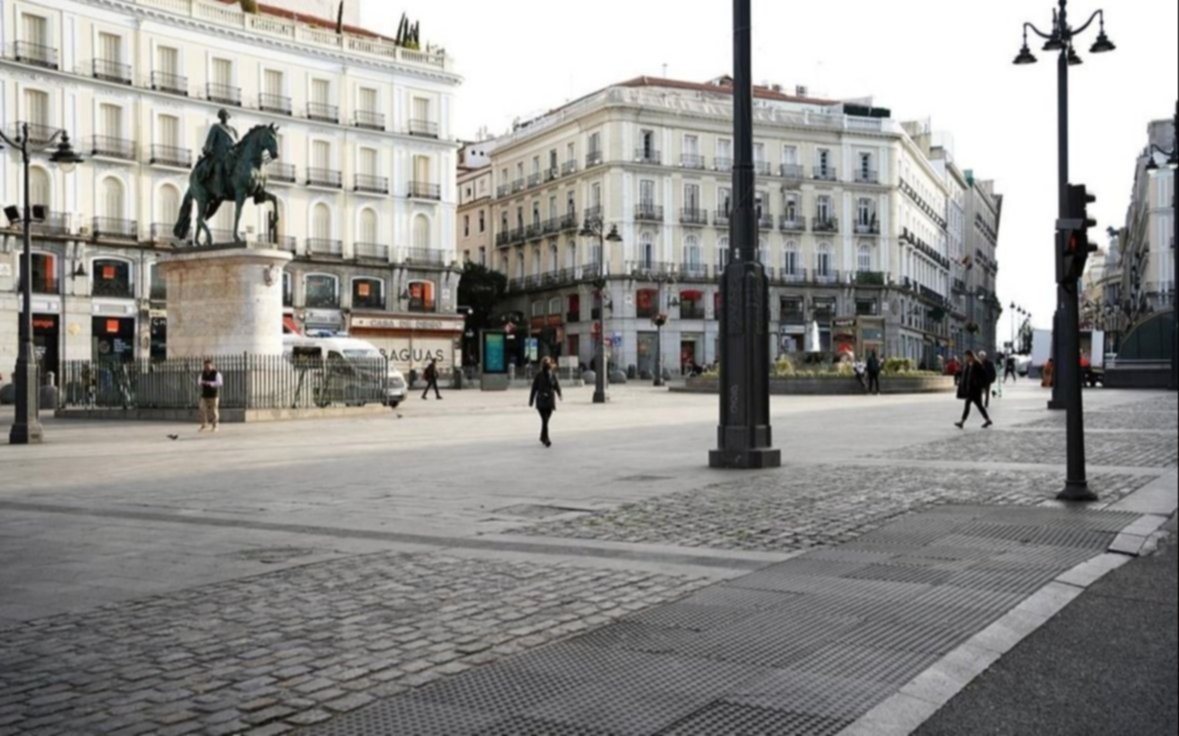 Madrid recomienda evitar reuniones y “quedarse en casa” para frenar los casos