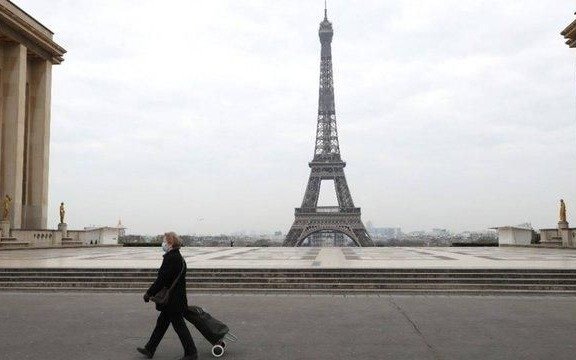 Francia descarta un nuevo confinamiento, pese al pico de casos diarios