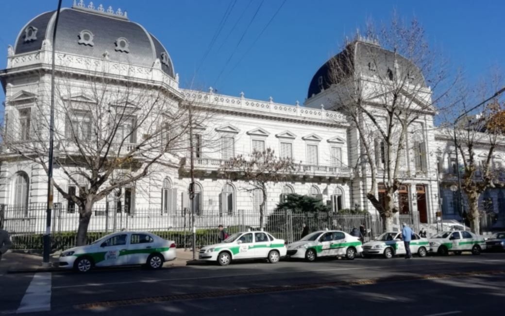 Llevan la polémica por la carga de datos a la Legislatura