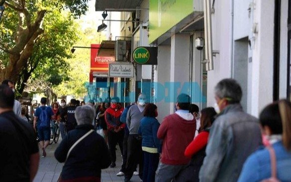 En los bancos platenses se repite la postal de filas eternas