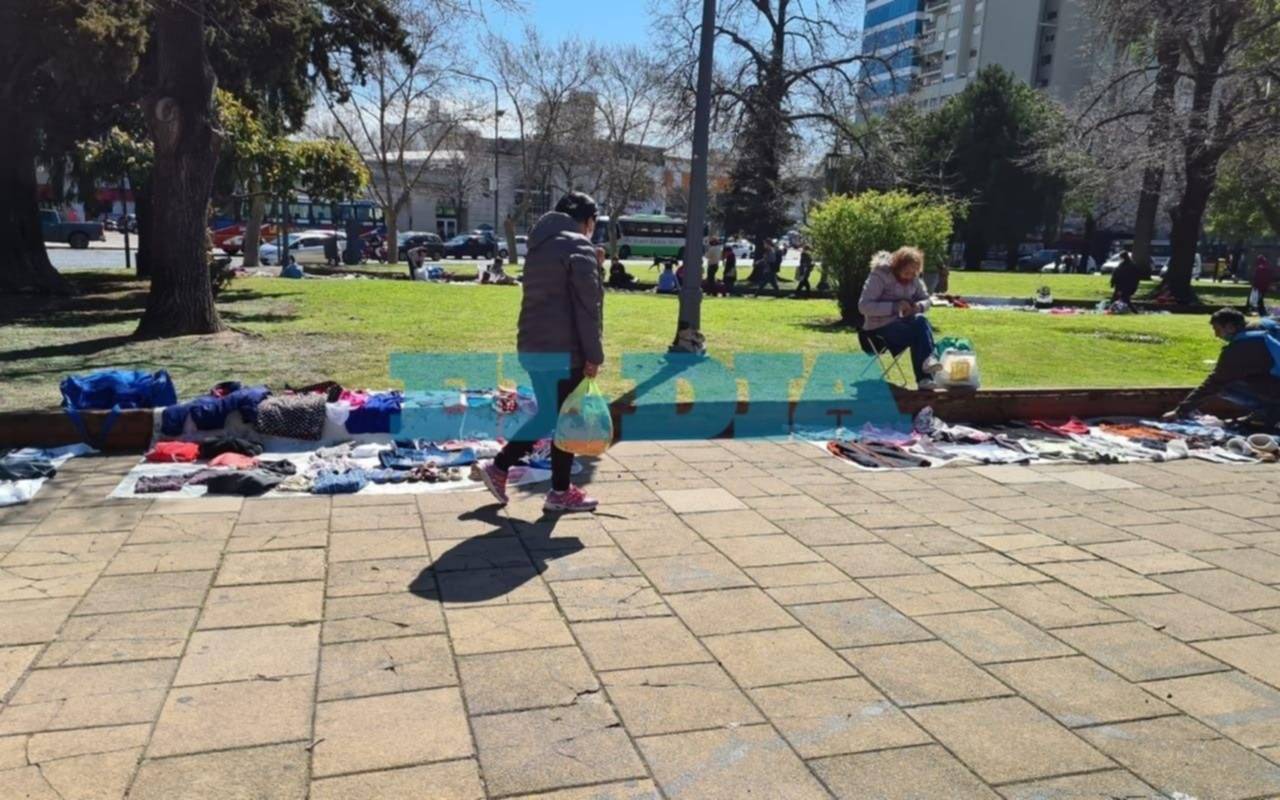 Volvió la venta ilegal de prendas en plaza Italia