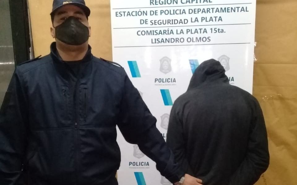 Redujeron y entregaron al ladrón que quiso robarles en la parada