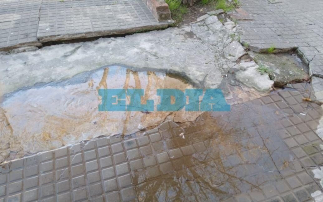 En 59 y 21, renuevan un pedido de reparación de un caño roto